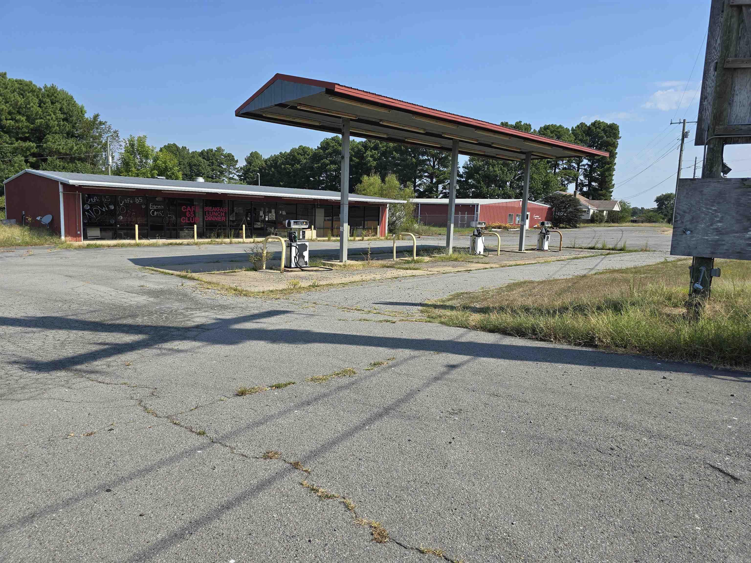 Was a Mexican restaurant/convenience store/gas station. Van Buren county is now allowing liquor to be sold also. Property lines go deep so parking could be in the back. Above ground gas tank holds 17,000 gallons. Gas pumps out front do not work. Equipment/Inventory includes tables, chairs, shelves, kitchen sink, stove, refrigerator, freezers, coke machine, ect. UPDATE--- HUGE PRICE CHANGE!