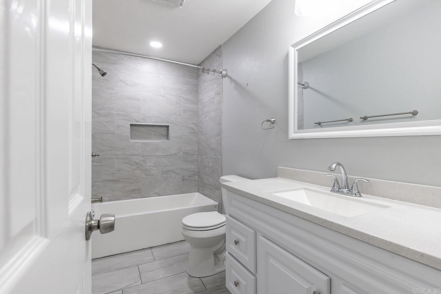 BLOOMFIELD HILLS - Residential