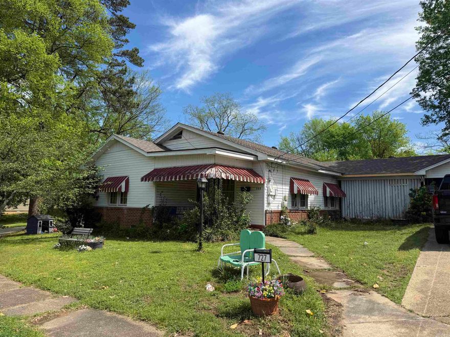 Located in a super convenient spot near downtown Benton, this 3 bed, 2 bath home is full of potential for the right buyer. The layout offers a large living and dining area, and all three bedrooms are generously sized. You’ll also find a sunroom/laundry room that leads out to the large backyard and spacious back patio. Ideal for an investor or buyer ready to update and personalize. New roof in Feb 2026. Just minutes from local restaurants, shopping, and everything Benton has to offer, the location alone makes this one worth a look. Also, the home right next door, MLS #26013222, is listed for sale.