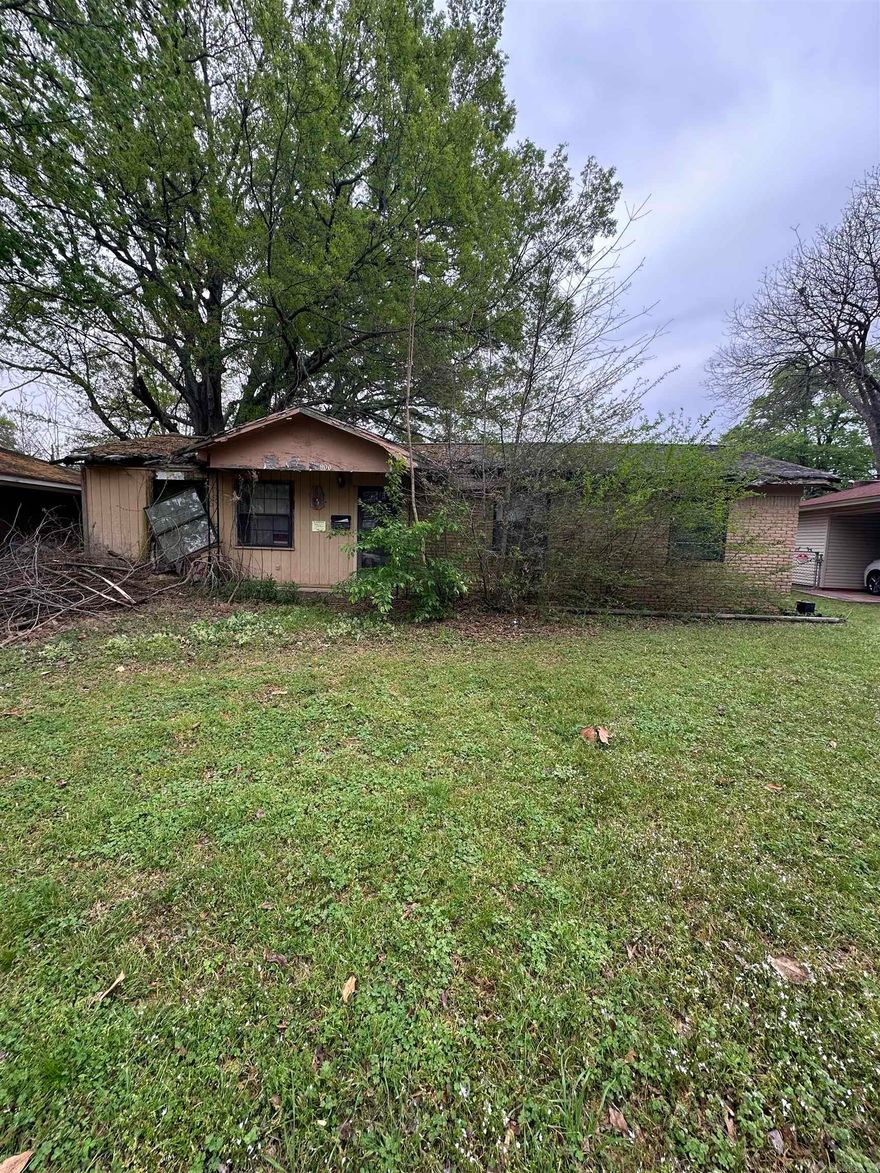 TOTAL REMODEL!! ATTENTION INVESTORS!! 3BD, 1BA in the well established Broadmoor Sudivision... IDEAL FLIP OR PORTFOLIO ADD.... WE HAVE RENOVATION LOANS AVAIALE FOR FIRST TIME BUYERS, VETERANS OR INVESTOR INTERESTED IN THIS AMAZING DEAL... WILL NOT LAST LONG! ((CLEAN OUT & UP IS UNDERWAY)) *******AGENTS SEE REMARKS*******