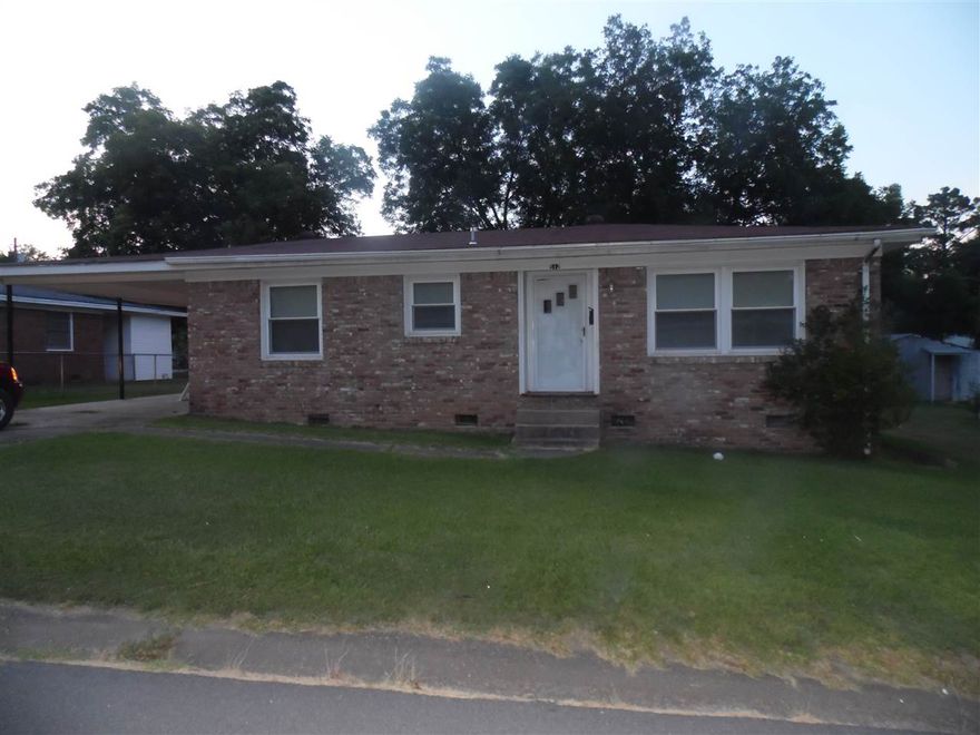 Neat home within walking distance to Main Street. Great starter home, or for those needing a retirement home....