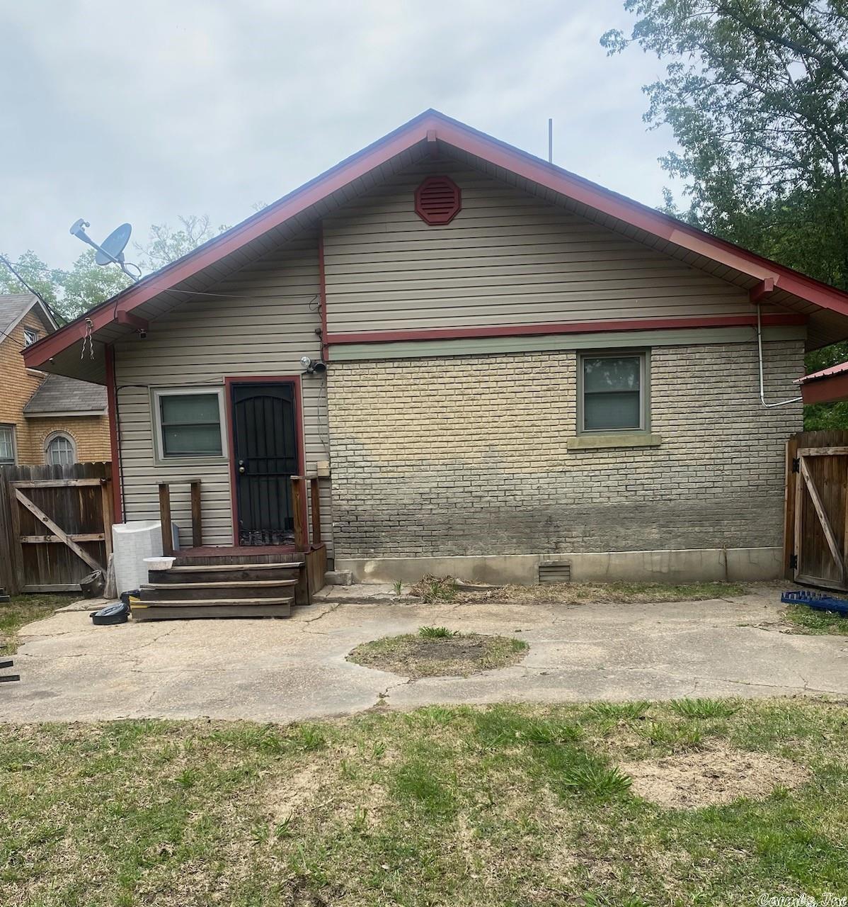 Photo 3 of 15 of 704 W 24th Avenue house
