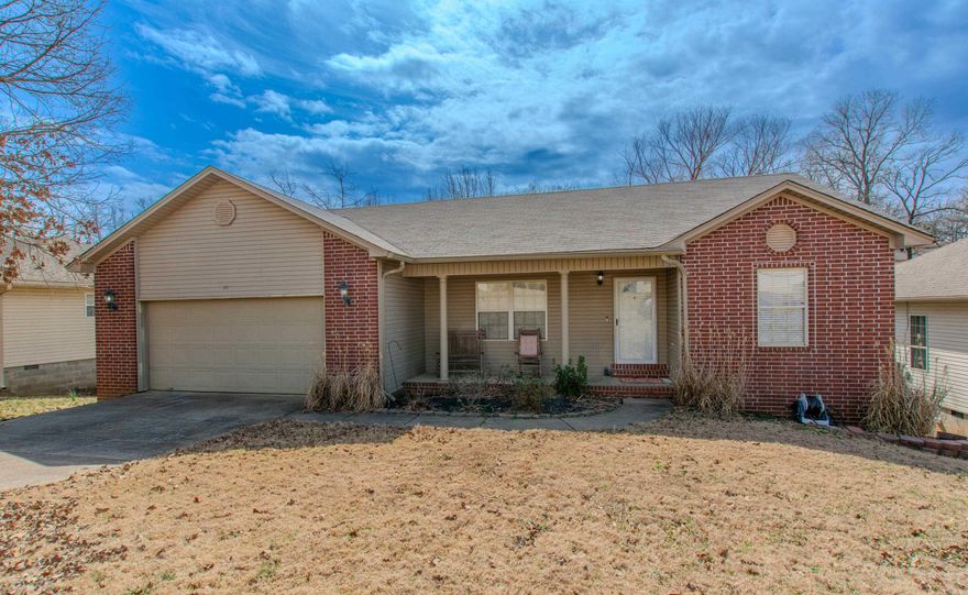This beautiful home in the wonderful sandalwood subdivision features a spacious open floor plan with plenty of natural light, durable luxury vinyl plank flooring throughout, and a fully fenced back yard. The eat-in kitchen includes a wonderful breakfast bar, perfect for casual meals. Don’t miss out on this gem, schedule a showing today!