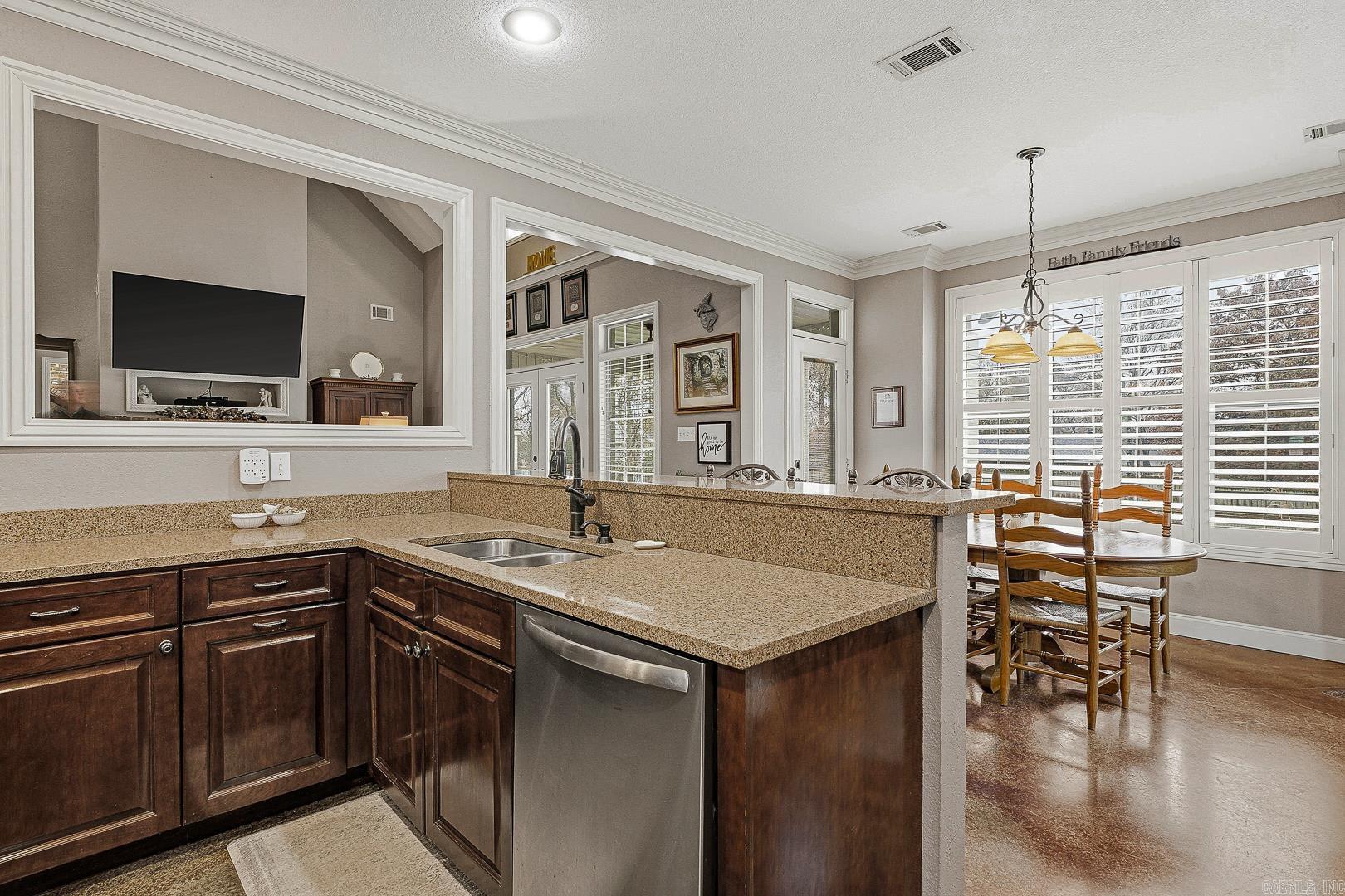 JAMESTOWN MANOR - Residential