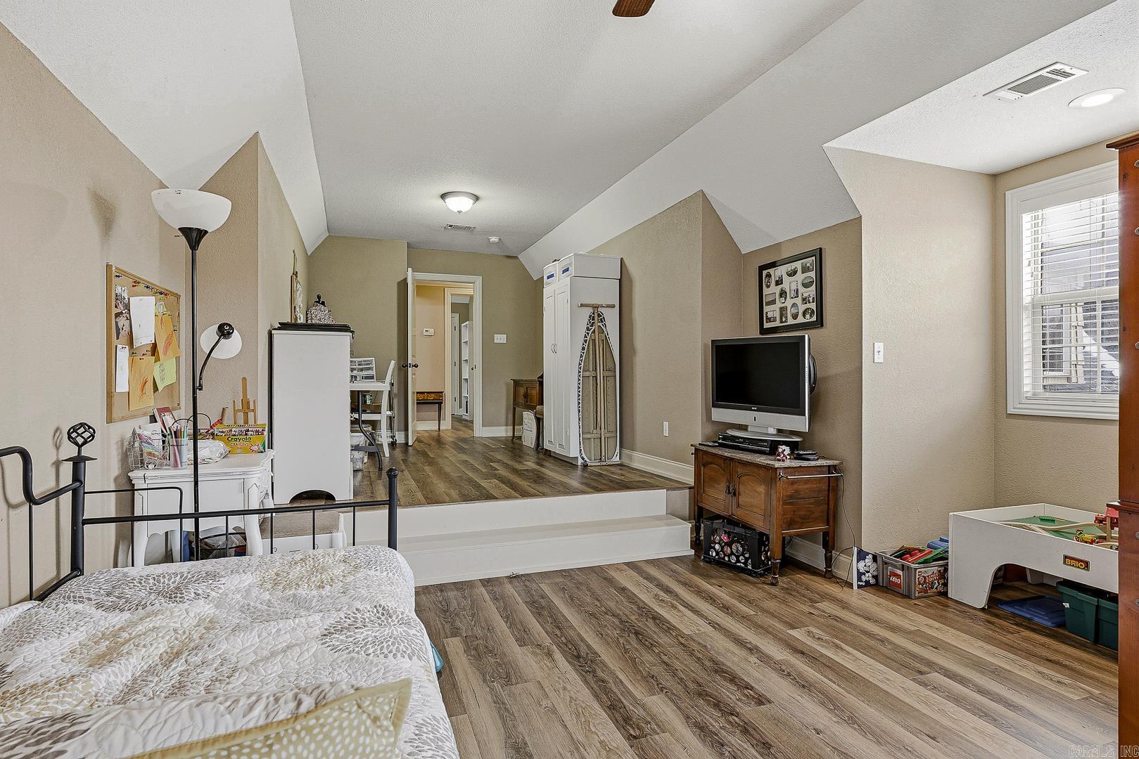 JAMESTOWN MANOR - Residential