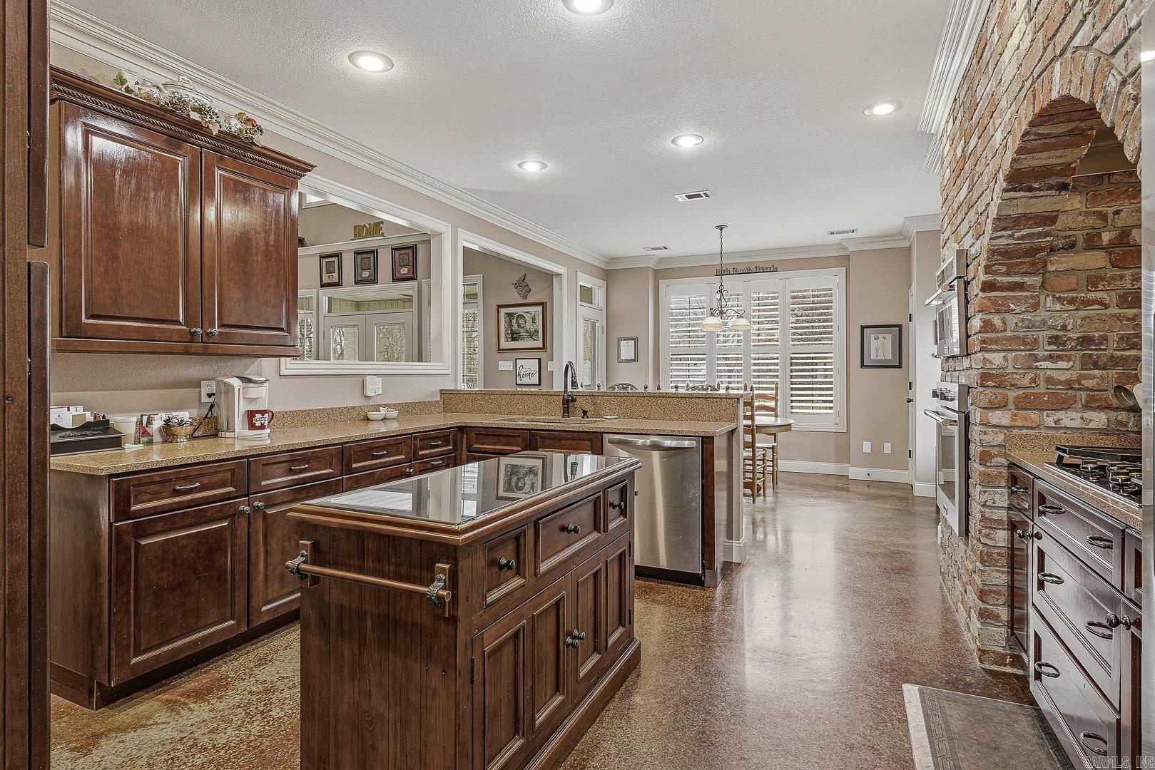 JAMESTOWN MANOR - Residential