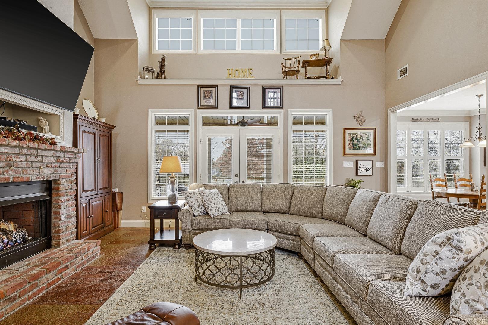 JAMESTOWN MANOR - Residential