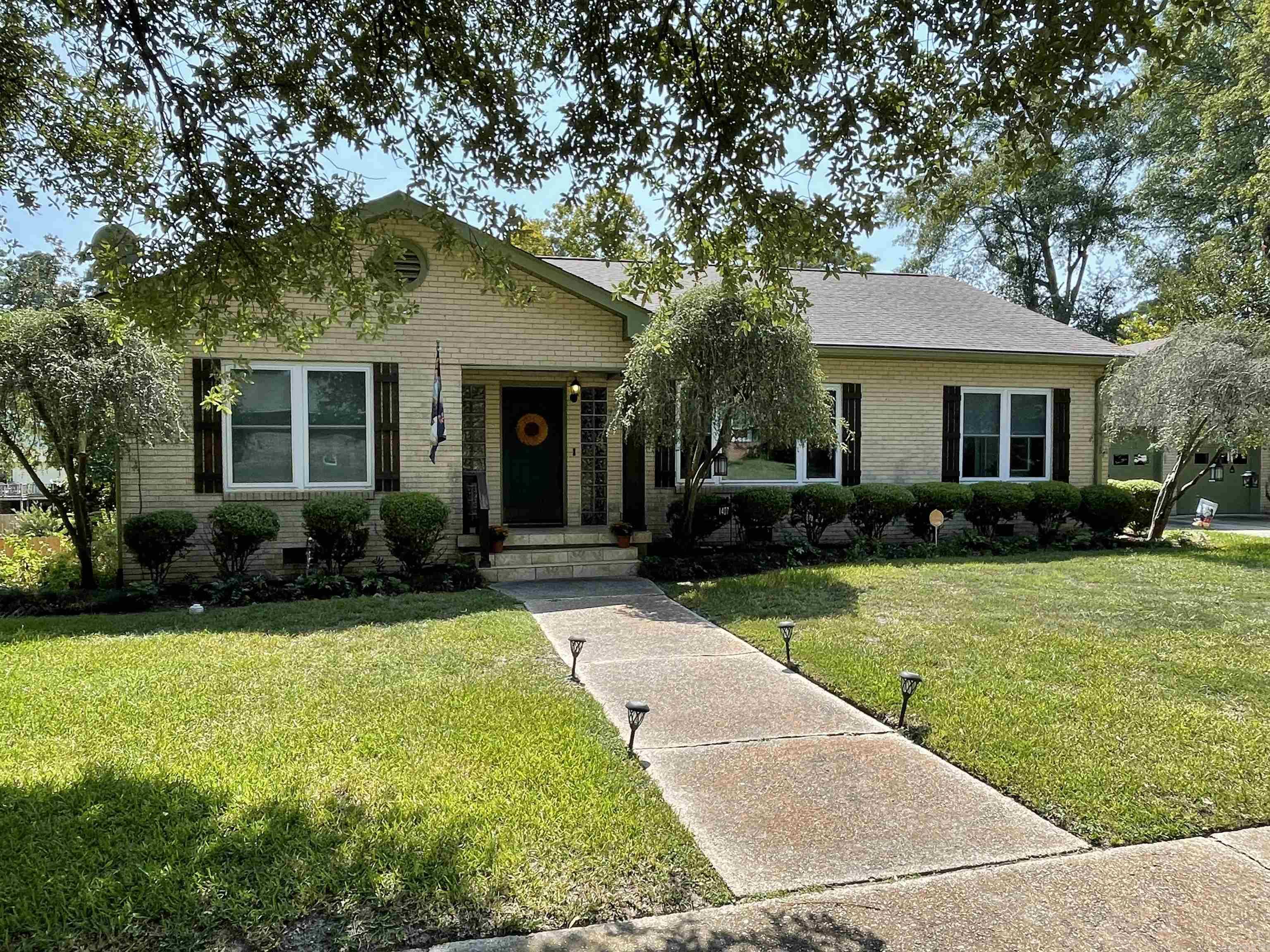 This home has high ceilings, large sunny windows, generous size rooms with hardwood floors. Granite counters and cabinets refaced and new cabinet doors in the kitchen. The finished walk-out basement has endless possibilities. The level backyard is perfect for playing ball or a trampoline or pool.