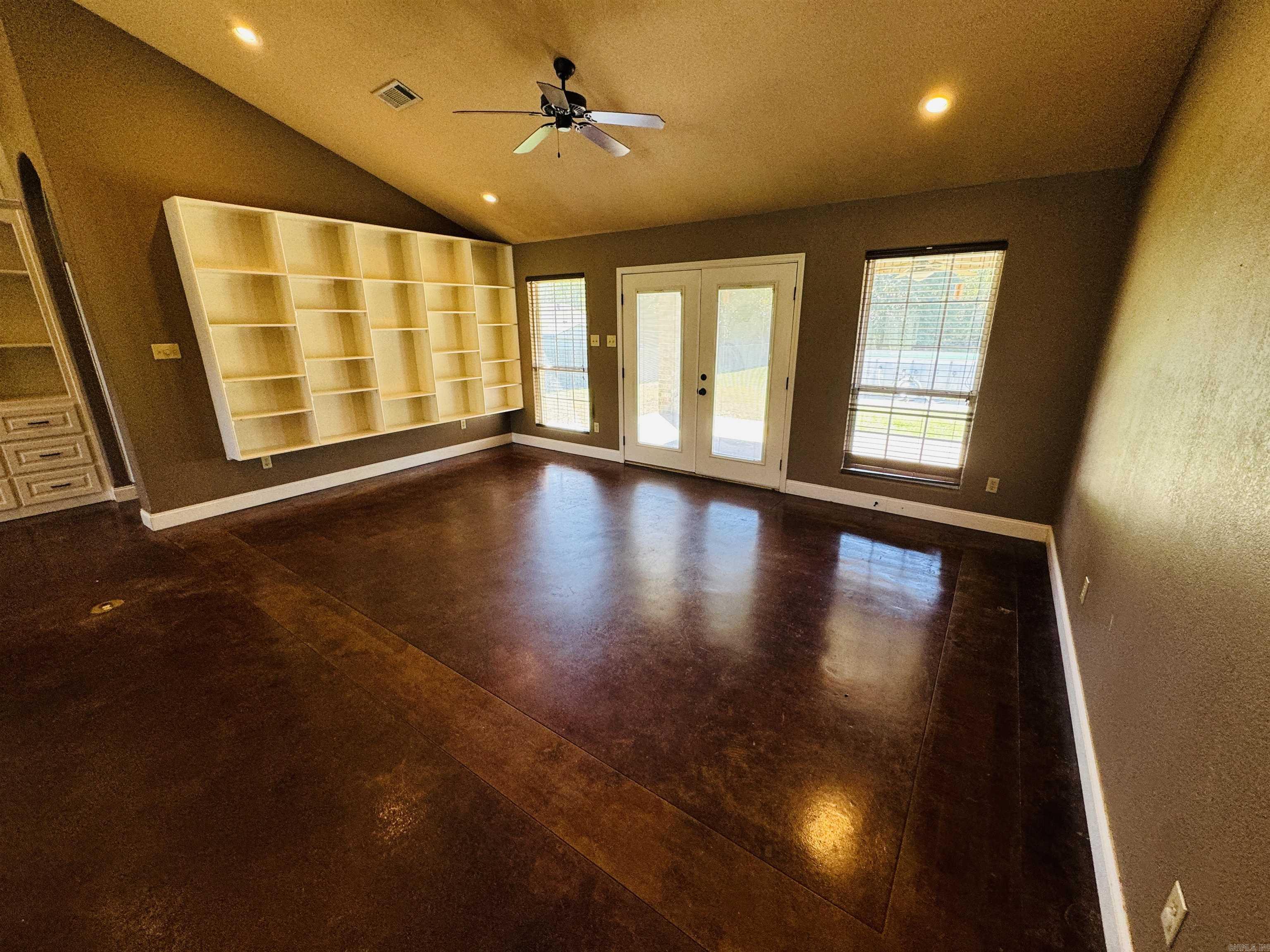 DERDEN ESTATES - Residential
