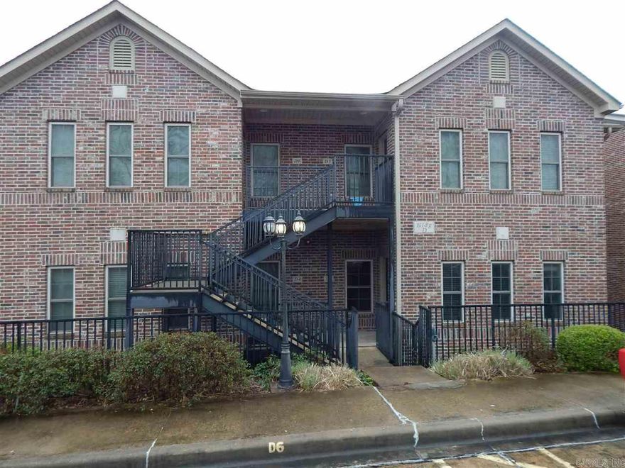 Luxury Condo on Lake Hamilton!  Brand NEW Paint throughout! NEW Carpet in Bedrooms & NEW  Distressed Hardwood VLP in Living Room! Kitchen fully furnished with SS Appliances, including Gas Stove, Microwave, DW, Side by Side Fridge and separate ice-maker by sink! Washer and Dryer also!  Walk in condo for Lease for 1 year for $1350/mo. Deposit is also $1350. Available NOW!  Real Close to Everything! Just off Central Ave close to many restaurants and shopping. Designated Parking. Pavilion and Swim Dock on Lake!