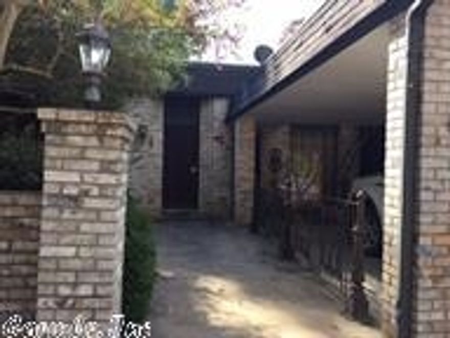 Very nice condo with crown molding and trim, 2 large bedrooms and more.