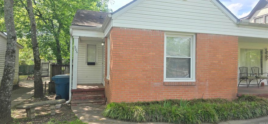 Non Smoking 1 Bedroom 1 Bath home with hardwood floors throughout. Located in the Capital View area of Little Rock. This home has a Dining area, Faux fireplace, and shared fenced backyard. Assigned parking. The kitchen is furnished with gas range and fridge. Also included are ceiling fans, mini split heat and air, stacked washer and electric dryer included. NEW PAINT THROUGHOUT