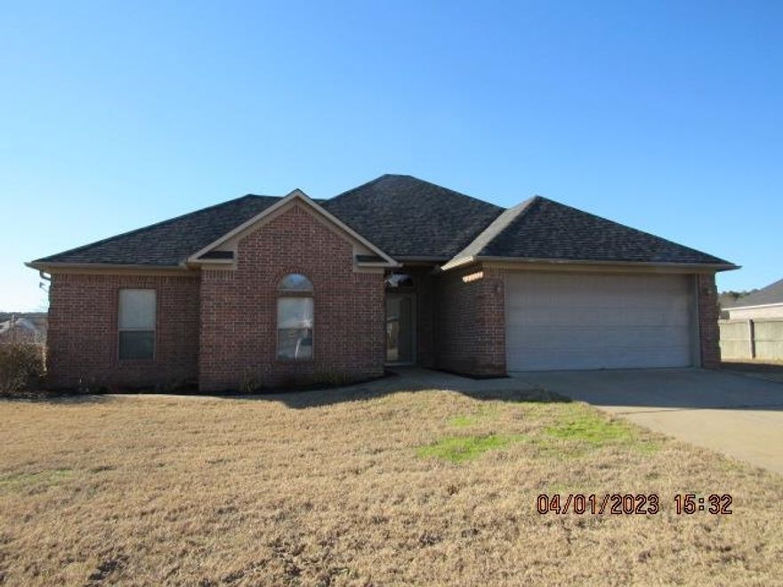 Well maintained split bedroom plan, ceramic tile floors throughout, tall ceilings, large kitchen with all kitchen appliances including refrigerator, granite counter tops in the kitchen, sitting area in the master bedroom, separate laundry room with hook-ups, 1/2 bath in the garage, screened in porch with patio extension, fenced yard overlooking the subdivision lake. No Pets Allowed.