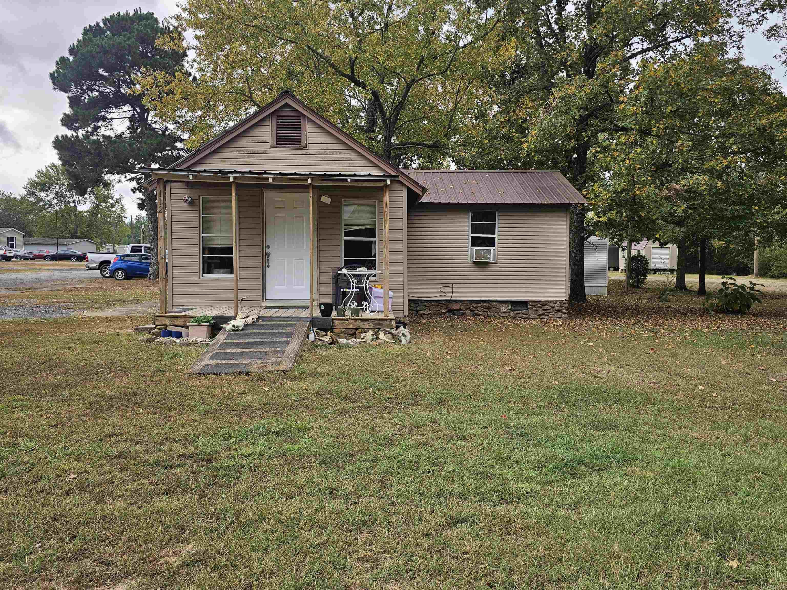 Main image without alt text