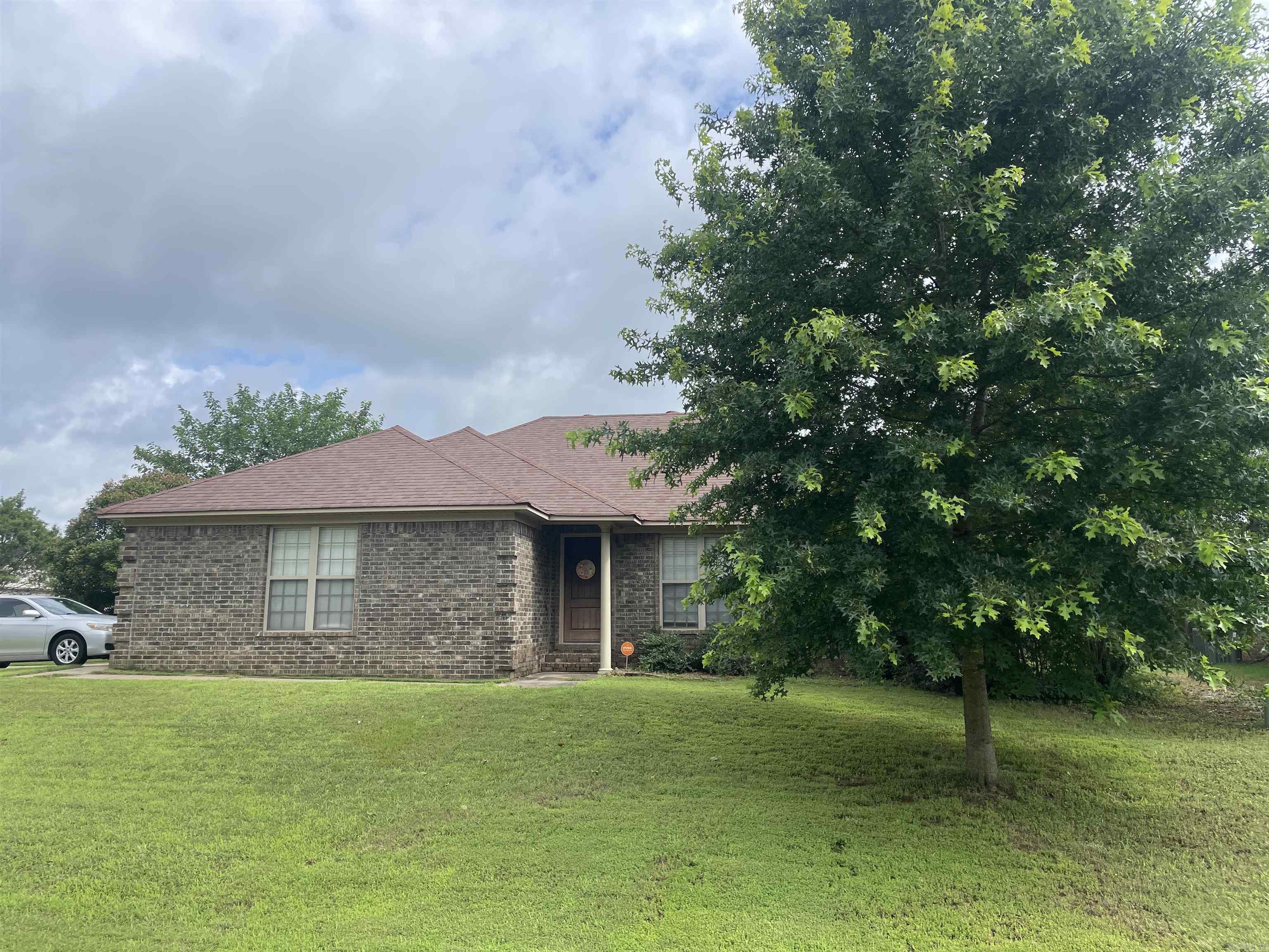 Corner lot 3/2 with recent updates including new flooring, interior paint, etc... Split br plan and large back yard.