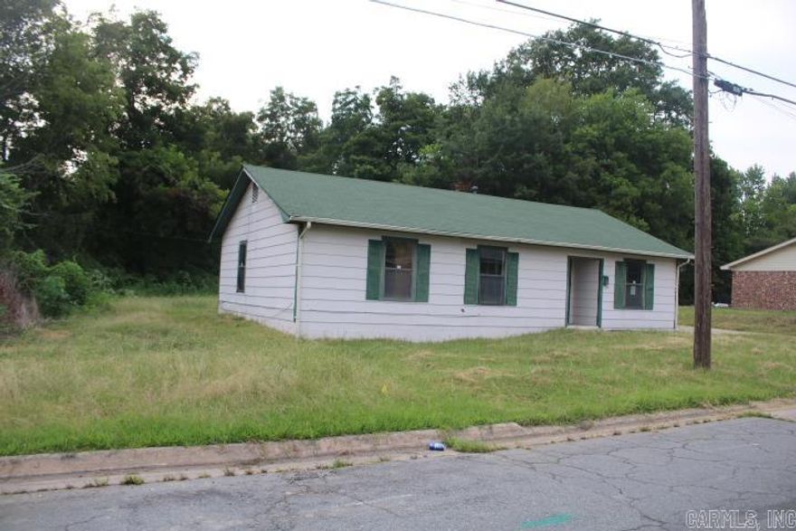 Nice starter home.   No Disclosure, to be sold AS IS.  All offers must have ARA contract, Earnest Money Addenda, Buyer Agency Agreement.  Offer worksheet (docs online) only to offers@trammellandco.com.  ,  All financed offers must have preapproval indicating lender has reviewed buyer credit, property conditions and buyer assets to close. Cash offers POF dated within last 20 days. Min EMD is the greater of 1% of purchase price or $1,000.00. Agents please review ALL confidential remarks and docs online.  Submit offer link is in confidential (Agent) Remarks.