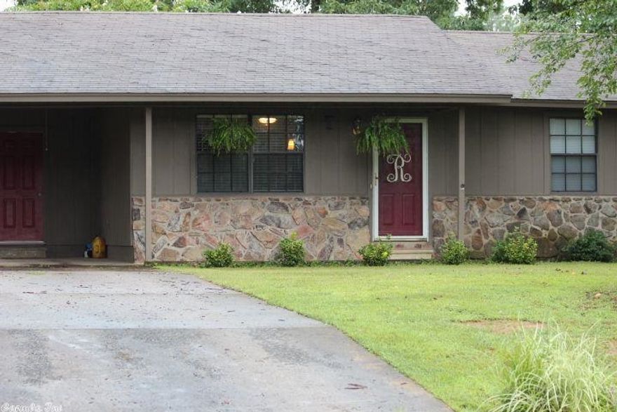 CUTE HOME WITH VERY LARGE FENCED BACKYARD.  NEW PAINT AND VERY CLEAN. GREAT STARTER HOME OR INVESTMENT PROPERTY.