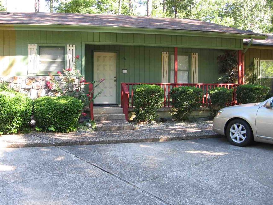 ADORABLE FULLY FURNISHED SINGLE LEVEL TOWNHOME ONE BLOCK FROM FITNESS CENTER & LAKE CORONADO. S.S. NEWER DISHWASHER & SINKS. NEW HEAT PUMP IN 2013. GREAT LOCATION. WONDERFUL 2ND HOME OR INVESTMENT PROPERTY. HOME HAS BEEN RECENTLY PAINTED INSIDE AND OUT.