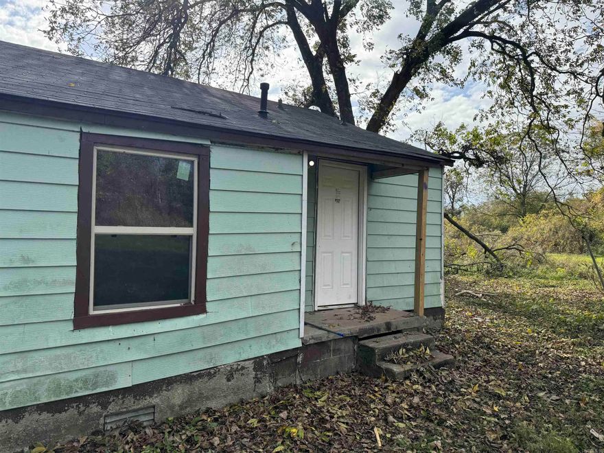 2 bed 1 bath home recently renovated. 600 rent 600 deposit.