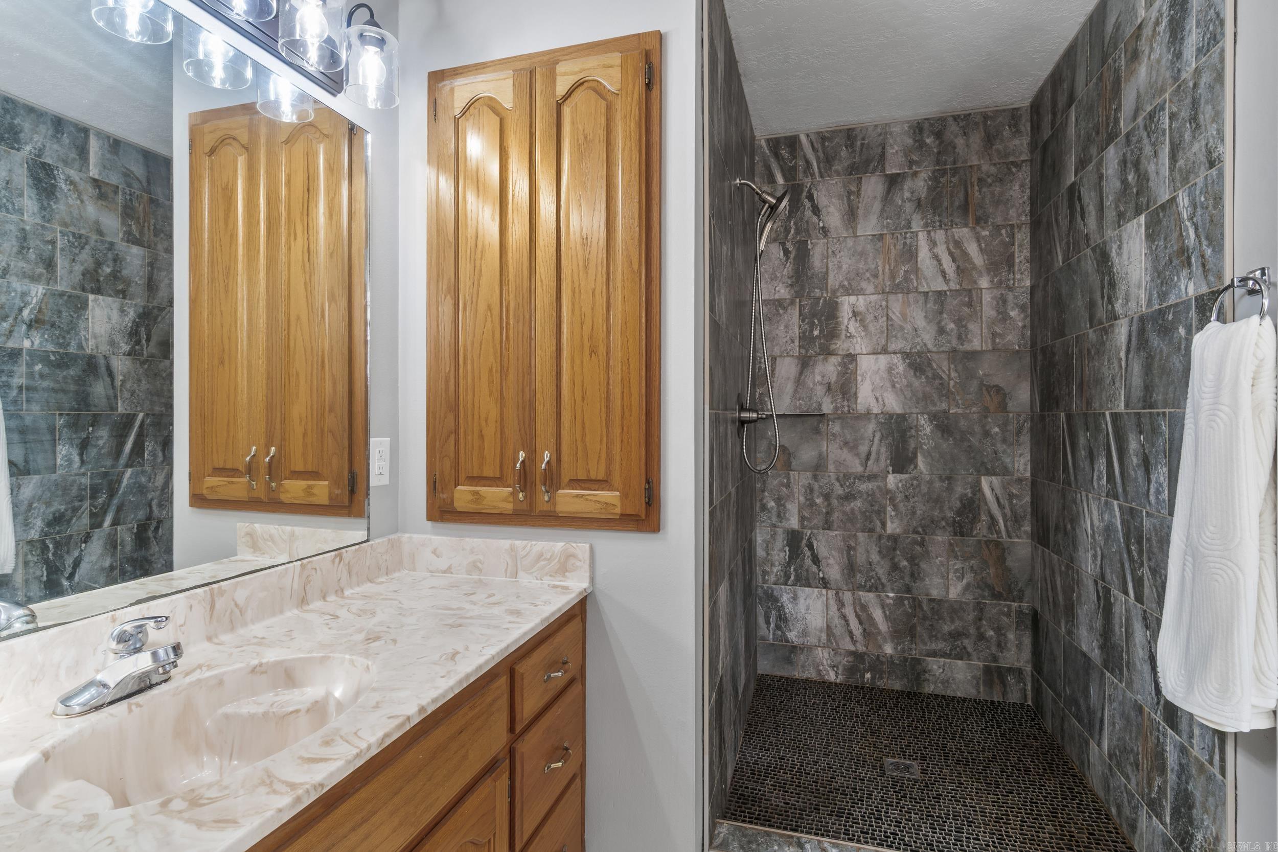 RIVER OAKS TRACE - Residential