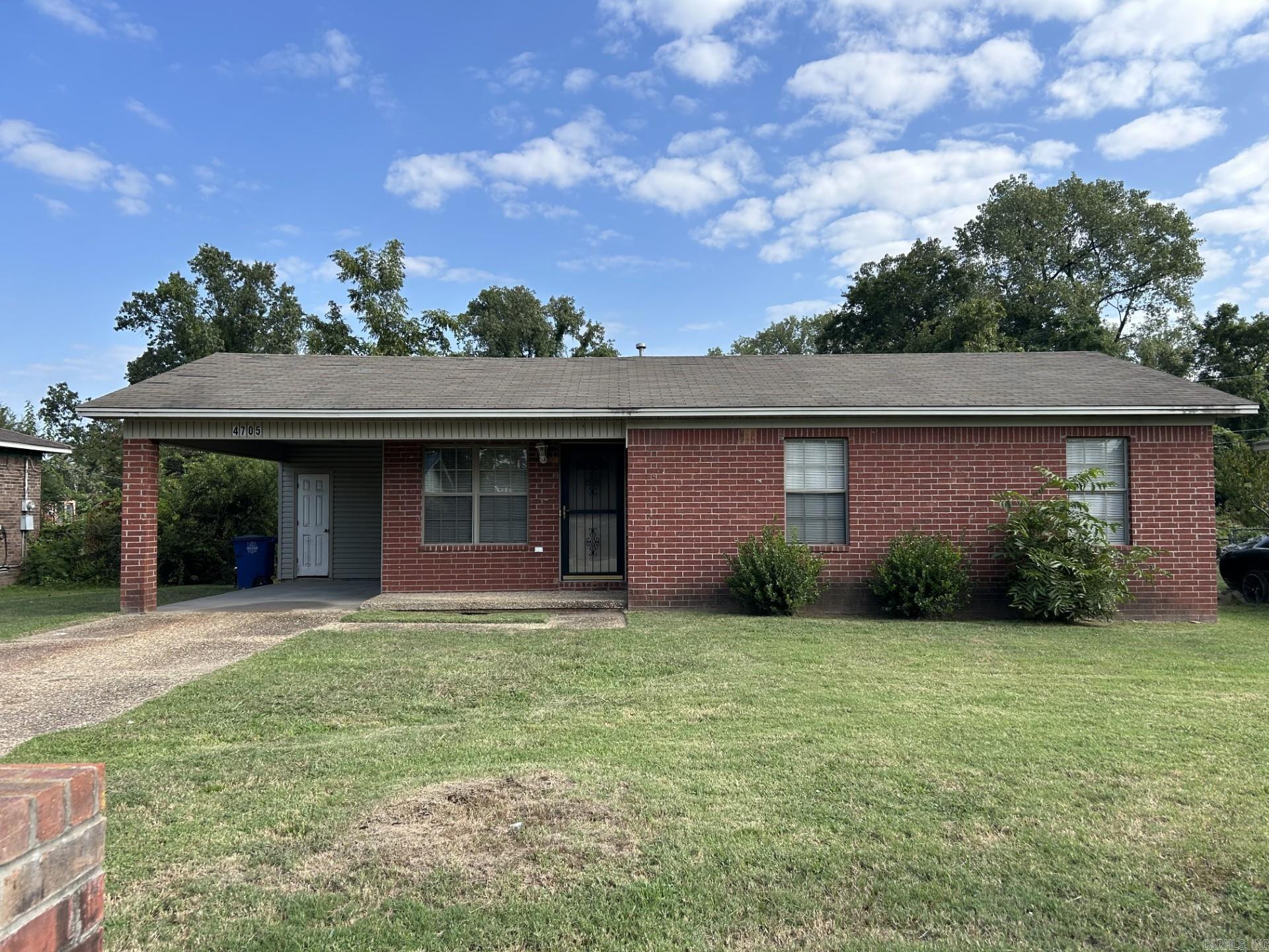 Charming 3-bedroom, 1.5-bath home in the highly sought-after Glenview Subdivision! This move-in-ready gem features an inviting layout, perfect for both first-time buyers and those looking to downsize. Conveniently located close to the freeway and public transportation, this home makes commuting a breeze. Enjoy the perks of a well-established neighborhood while being just minutes from local shopping, dining, and parks.