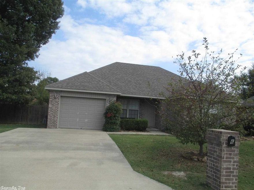 Nice 3 bedroom, 2 bath house with fenced in backyard. Open floor plan with all 3 bedrooms on same side. Ceramic tile floors in separate laundry, both baths, and kitchen. The master bedroom has large walk in closet. Almost no traffic & located in Westside School District. Located close to schools, restaurants &   shopping.