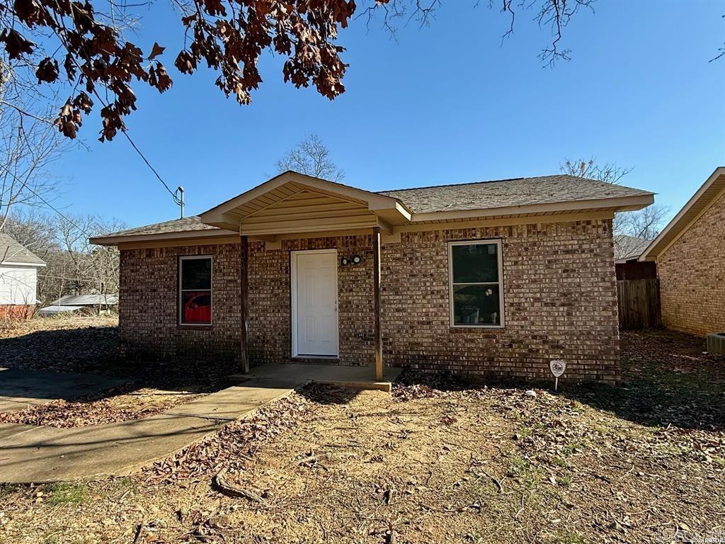 Welcome to 212 Jefferies Street! This charming brick home, built in 2009, offers 1,224 square feet of comfortable living space. Featuring2 bedrooms and 1 bathroom, this centrally located property is close to everything you need. Enjoy the convenience of living in a prime location with easy access to shopping, dining, and entertainment. Don’t miss out on this well-maintained home that’s perfect for anyone looking for a cozy and convenient place to live.