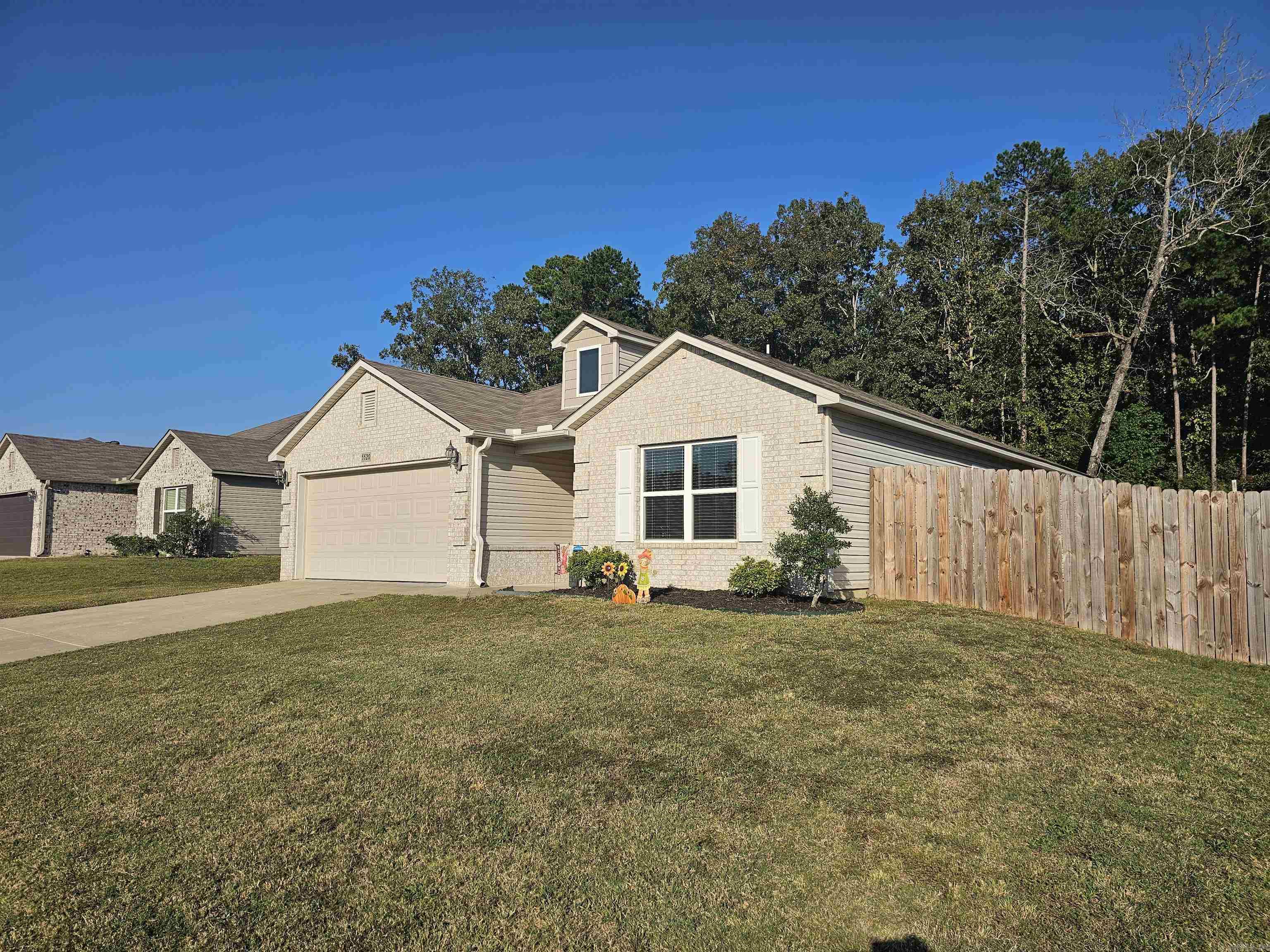 BENJAMIN GROVE - Residential