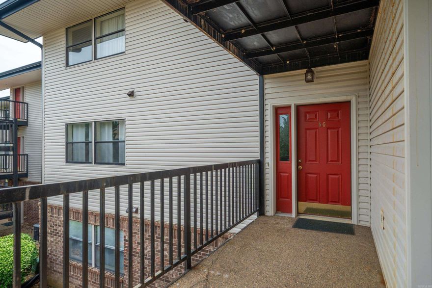 Great Lake views in this 2 bedroom 2 bath condo at Emerald Isle with many amenities besides the pool, including the beach and many games, grilling & dining area, fire pit. Located in the heart of Hot Springs dining & shopping, Jose’s on Central, only 7 minutes to Oaklawn.
