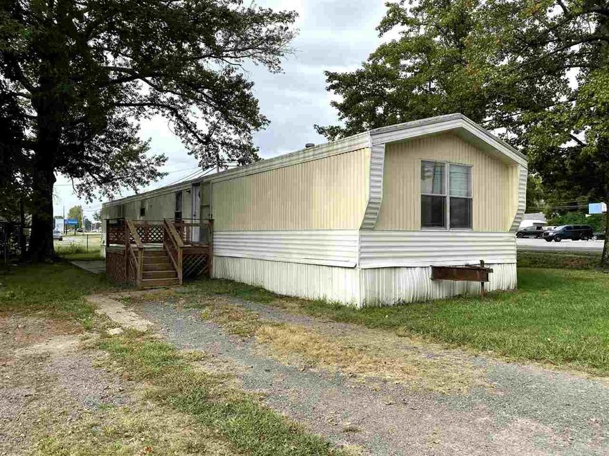 3 bed/2 bath mobile home. Split floor plan. Open concept kitchen/dining/living room. Water and trash pick up included in lease.  Pets allowed with $250 non-refundable deposit per pet.  Application/Background check/Security deposit required.