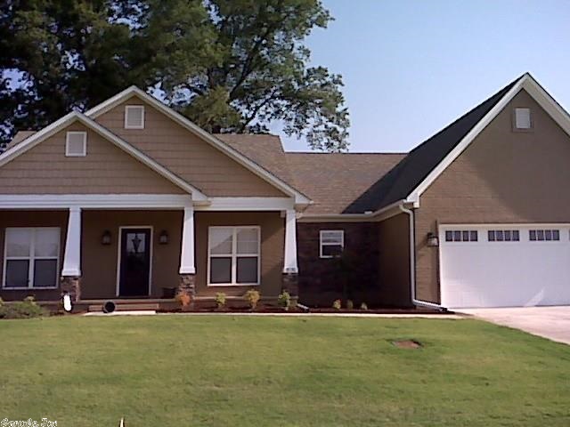 Open kitchen and living room, split plan, extra nook with desk, granite.