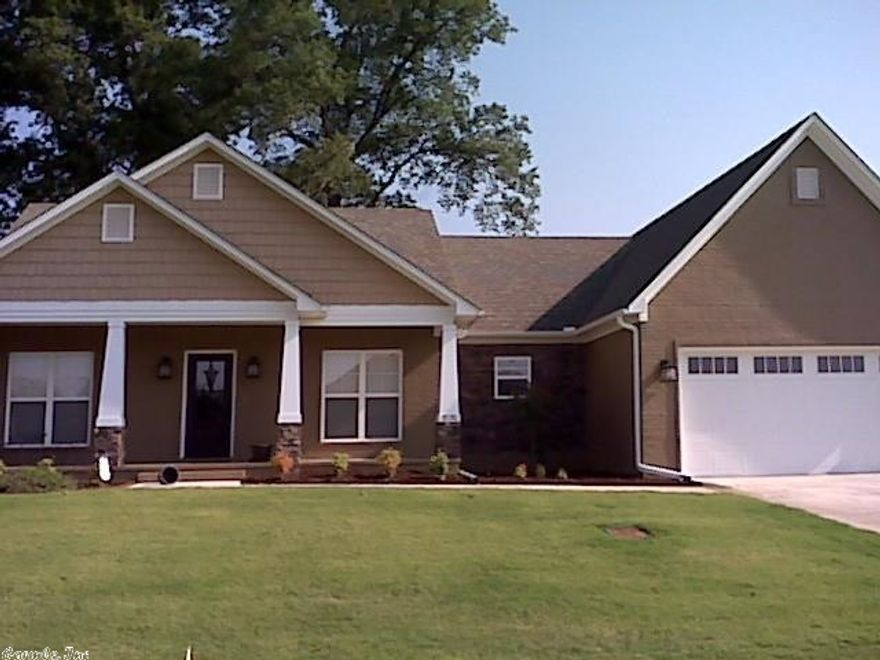 Open kitchen and living room, split plan, extra nook with desk, granite.