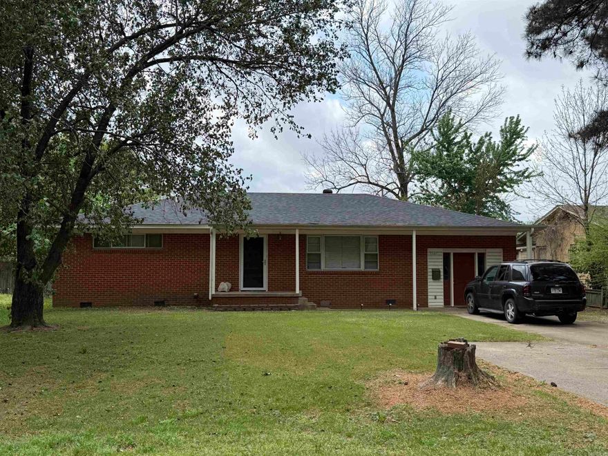 Ranch style home in Old Town Conway with wood flooring. Close to schools, colleges, churches, parks and downtown. Perfect for a family or investor.