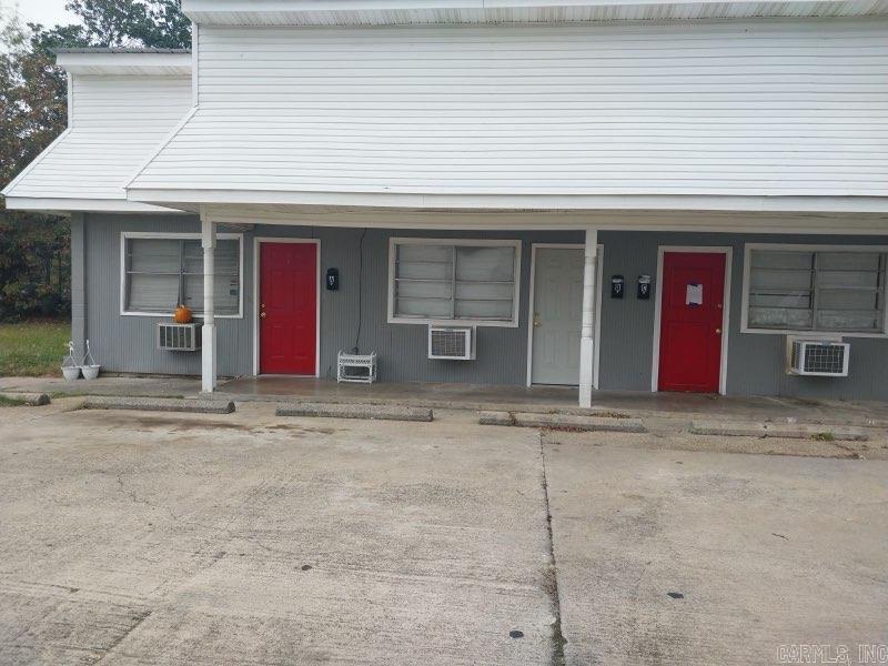 Newly remodeled 1BD/1BA 6 unit studio apartment complex in Pine Bluff that is waiting for you to add to your portfolio. The lease for this property is for 18 months to 2 years with a 3% increase after the first year. Schedule your showing today! Text 501-744-0227 Agents see remarks