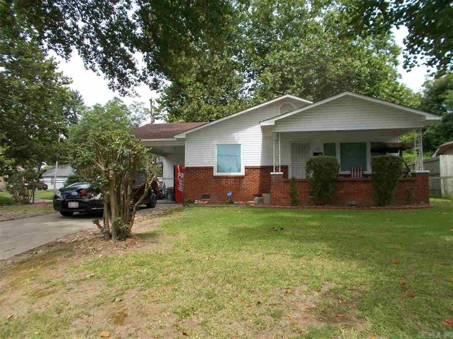 CUTE....CUTE... CUTEl..... bring your first time buyers to see this little jewel that has 3Bdrms all are nice size...1Ba...1200sq ft...large living rm...nice formal dining area ...beautiful kitchen ...with granite counter top...beautiful stained Cabinets....SS APPLICANCES.....Wood floors ... Bath has jetted tub....Huge corner lot with fenced back yard for kids to play.....must see....Agents See Remarks....