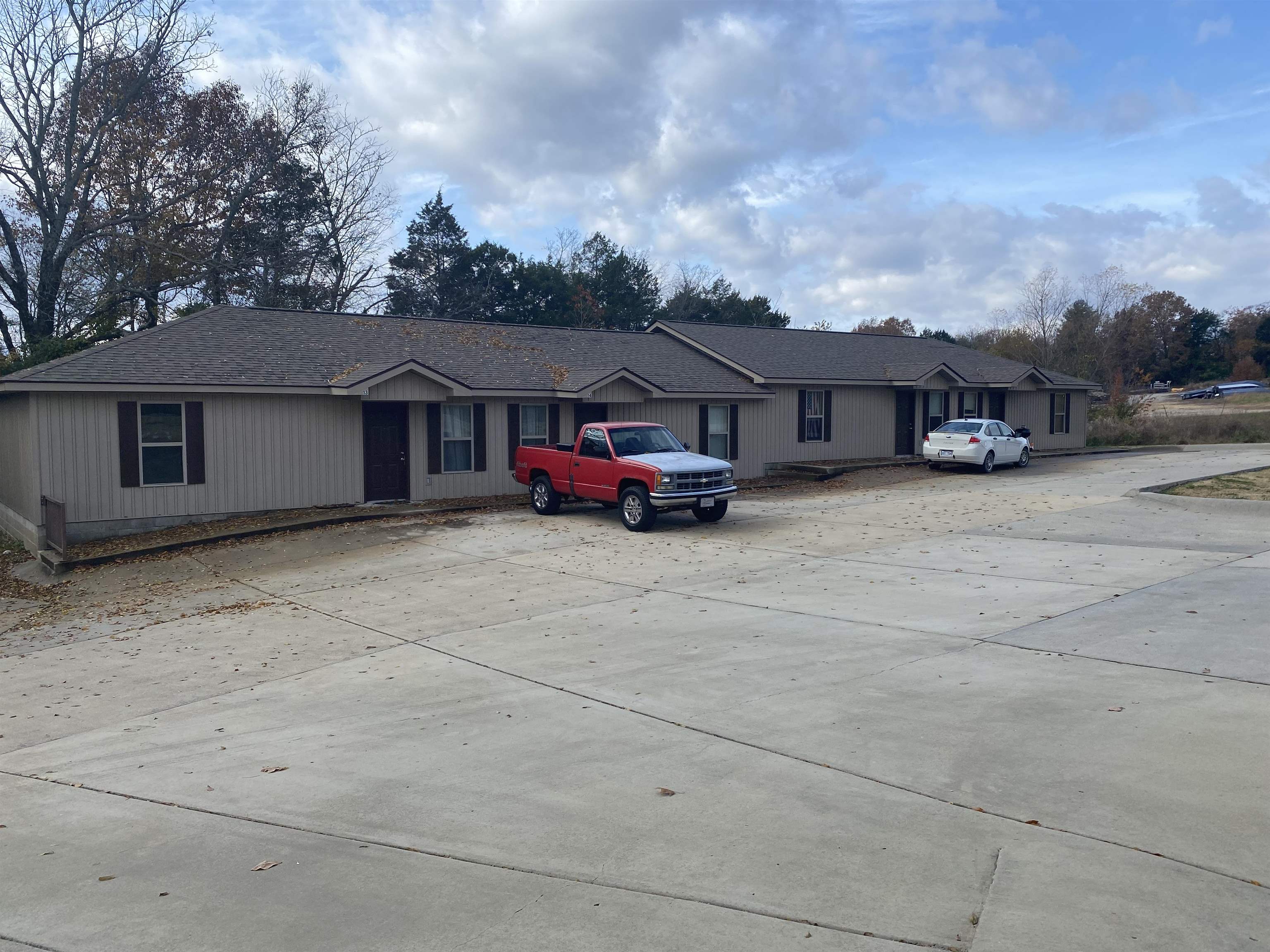 Located a short distance from Bull Shoals and the White River, Deerfield Apartments offers investors a fully stabilized class B asset with plenty of upside.? The property is currently 100% occupied with some units supplying tenants with a washer & dryer while others supply their own.? Unit 18 is a fully furnished unit currently used as an Air BnB at a slightly higher rate.? Deerfield Apartments is situated across the street from the local high school and a stones throw away from the Wal-Mart in Flippin, AR.