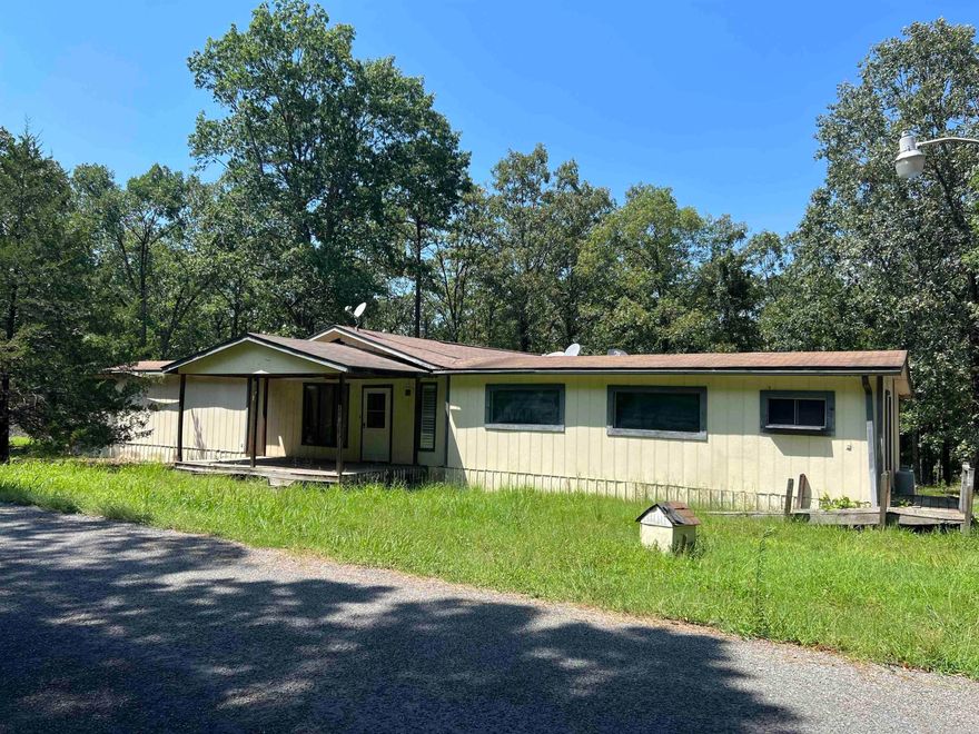 Fixer upper close to Sugar Loaf/Greers Ferry Lake.  This home would make someone a good first time home, Flip, rental or weekend place!! there is a shop on the property as well.