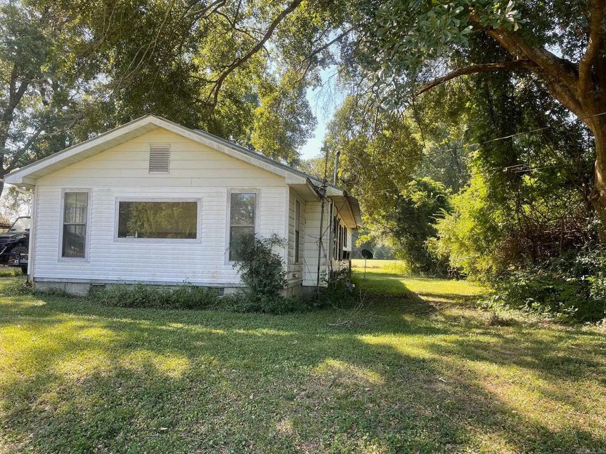 Great opportunity as a fixer upper for an investor or a first time homeowner. Cute house setting on 1 acre of pasture land. Just a few minutes from the city of Camden .
