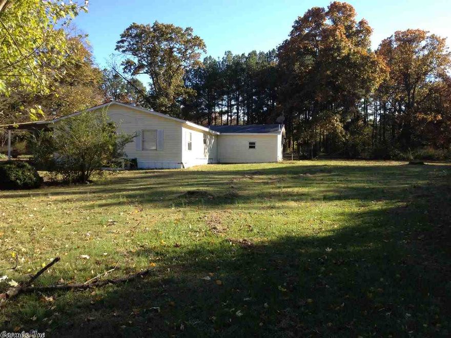 3 BEDROOM HOME ON APPROXIMATELY 2 ACRES. HUGE SHADE TREES. CLOSE TO SEARCY. GREAT HOME FOR PERSON WHO WANTS TO DO FIX-UPS FOR THEMSELVES OR POSSIBLY HAVE RENTAL PROPERTY.