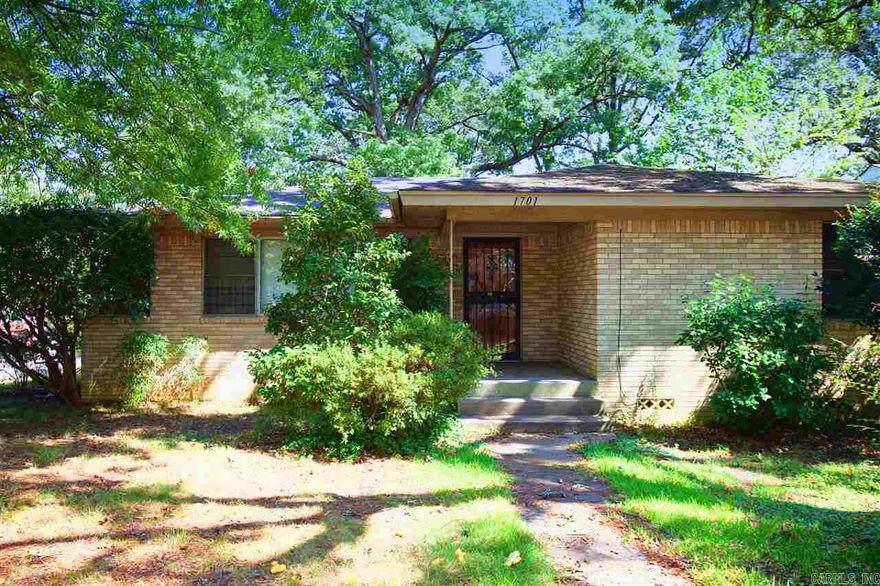 Nice 3bd/2ba home in Little Rock ! Big living room , nice size kitchen space . Covered carport and also big yard ! This house is located close to shopping and dining ! It won't last long !  Give us a call 501-232-8964