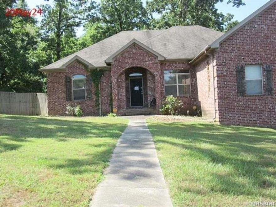 CROSSROADS VILLAGE- BENTON... 3BR 2 BATH $200,000!!! almost 1/2 acre lot, brick/vinyl exterior and soffit, gutters, spacious backyard, deck w/covd large overhang for rainy days, mature shade trees; spacious LR opening to DR and kitchen with access to deck; split BR design; well maintained neighborhood with existing and new construction; about 2 miles from I-30 to Little Rock; great home for 1st time buyer or retirees!! Seller does NOT pay customary clsing costs to incl title ins, termite, survey, H-warranty, repairs or clsing costs... this property may qualify for Seller Financing (Vendee); if prop qualifies, only buyer may speak w/loan officer; if property built prior to 1978, lead base paint potentially exist - sold AS-IS