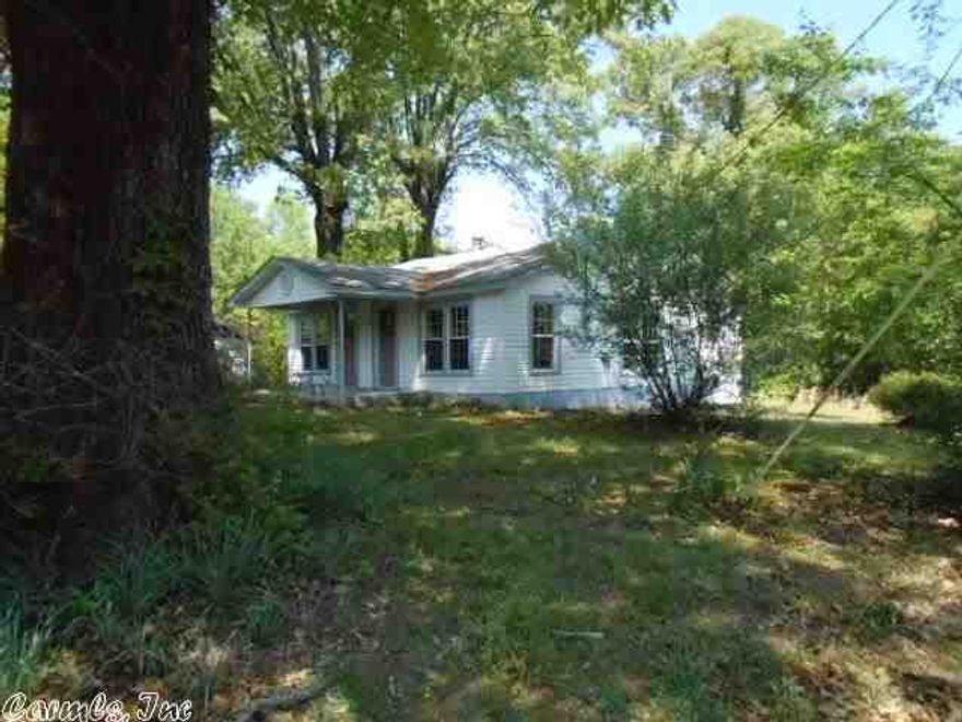 ***This property is now under auction terms.  All bids are to be submitted through  www.auction.com This property is subject to a 5% buyer's premium pursuant to the Auction Terms & Conditions (minimum may apply).  Please contract listing agent for details. Country home with new siding and windows.  Hardwood floors, large living room, country kitchen, laundry room.  Agents see remarks.