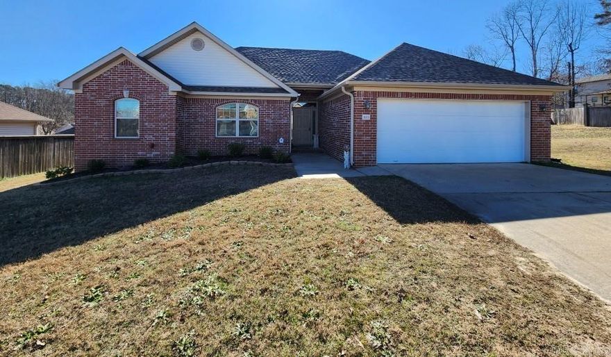 Welcome home to 3103 Hamilton Cove in Benton's popular Briarstone neighborhood.  This updated home sits in a quiet cul-de-sac location, yet convenient to all Benton amenities.  New carpet, new paint.  Roof around 10 yrs old.  Refrigerator, washer and dryer to convey.  Enjoy the open design of the living room, kitchen and dining, with breakfast bar.  Split bedroom plan provides peace away from the guest bedroom and guest bathroom.  Extra features include crown molding, multi-level and tray ceilings. Master bathroom includes a corner tub, walk in shower and large walk-in closet.  Both guest bedrooms feature walk-in closets.  See Showing Remarks.