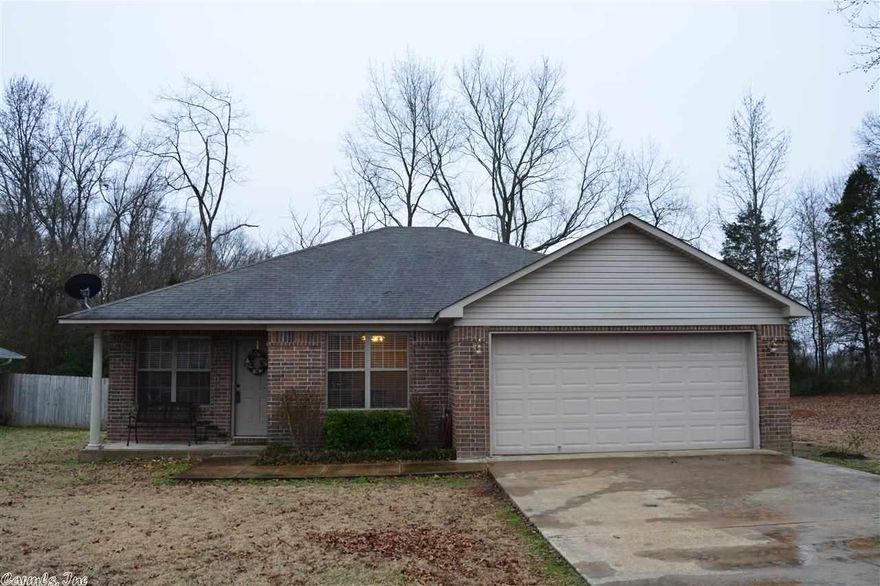 Greenbrier Schools! Beautiful 3bd. 2ba home w hardwood flooring in living room and hallways, carpet in bedrooms and ceramic tile in wet areas. Open Floor plan, Backyard has a treehouse for the kids and a storage building. It also has a storm shelter for your families protection!