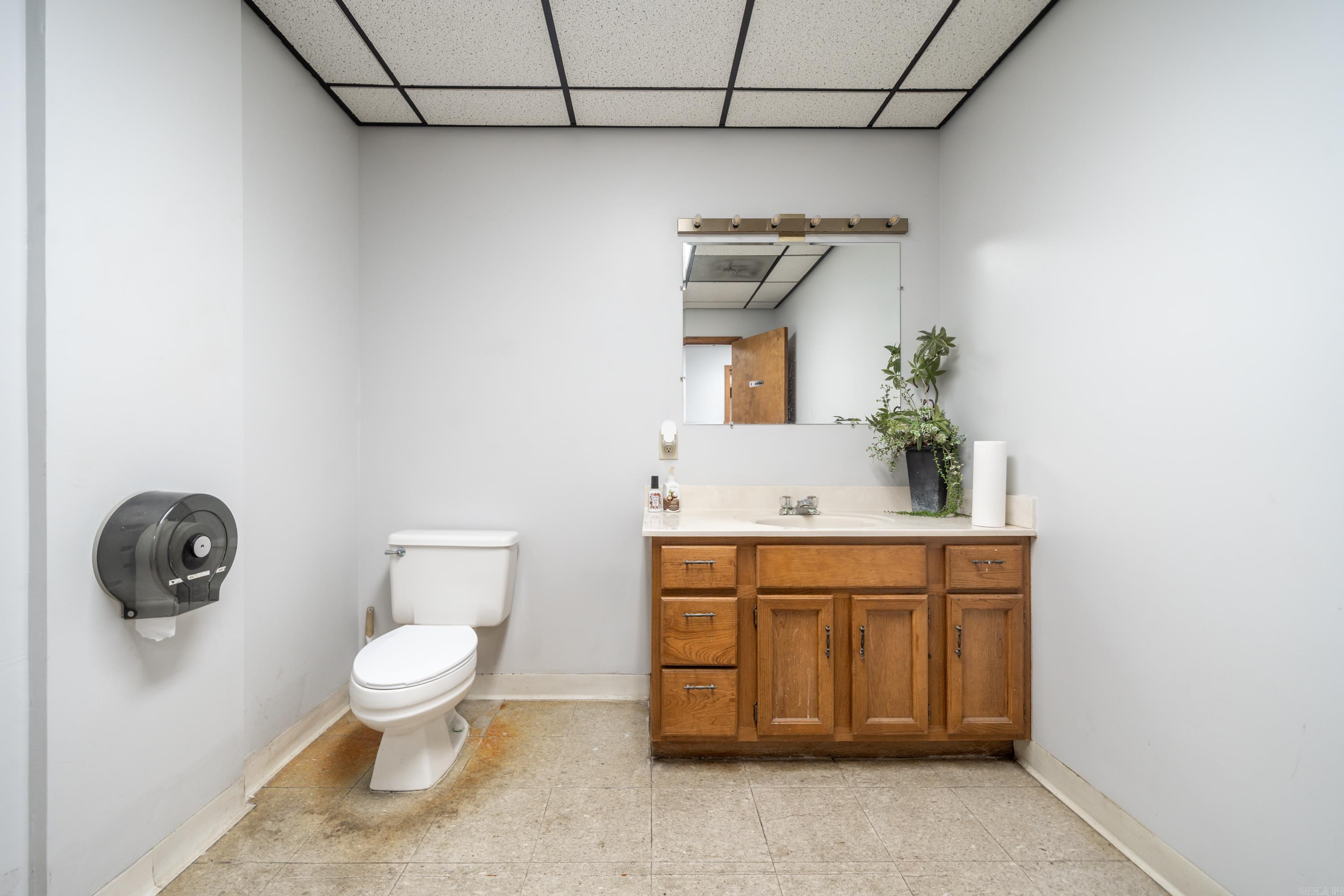 1N-13-35 - Commercial Sale