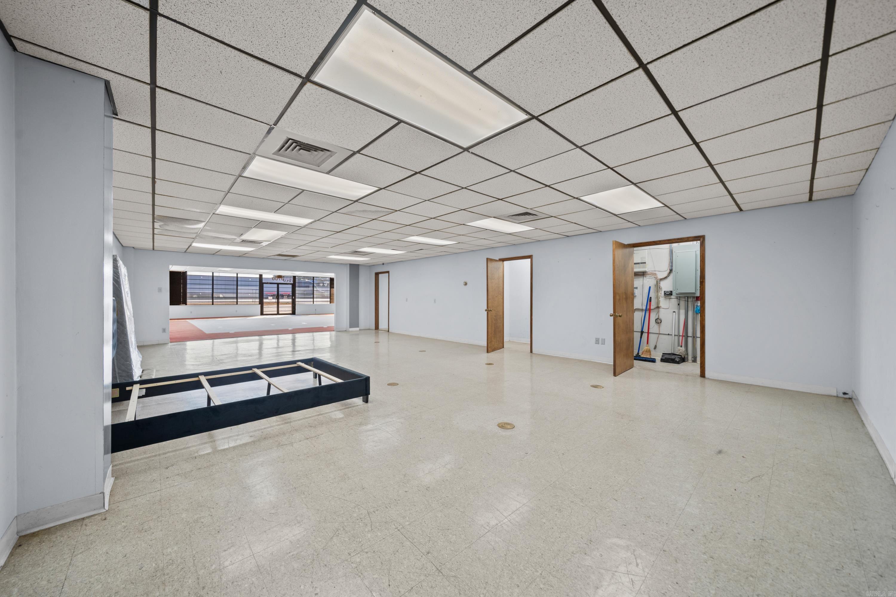 1N-13-35 - Commercial Sale