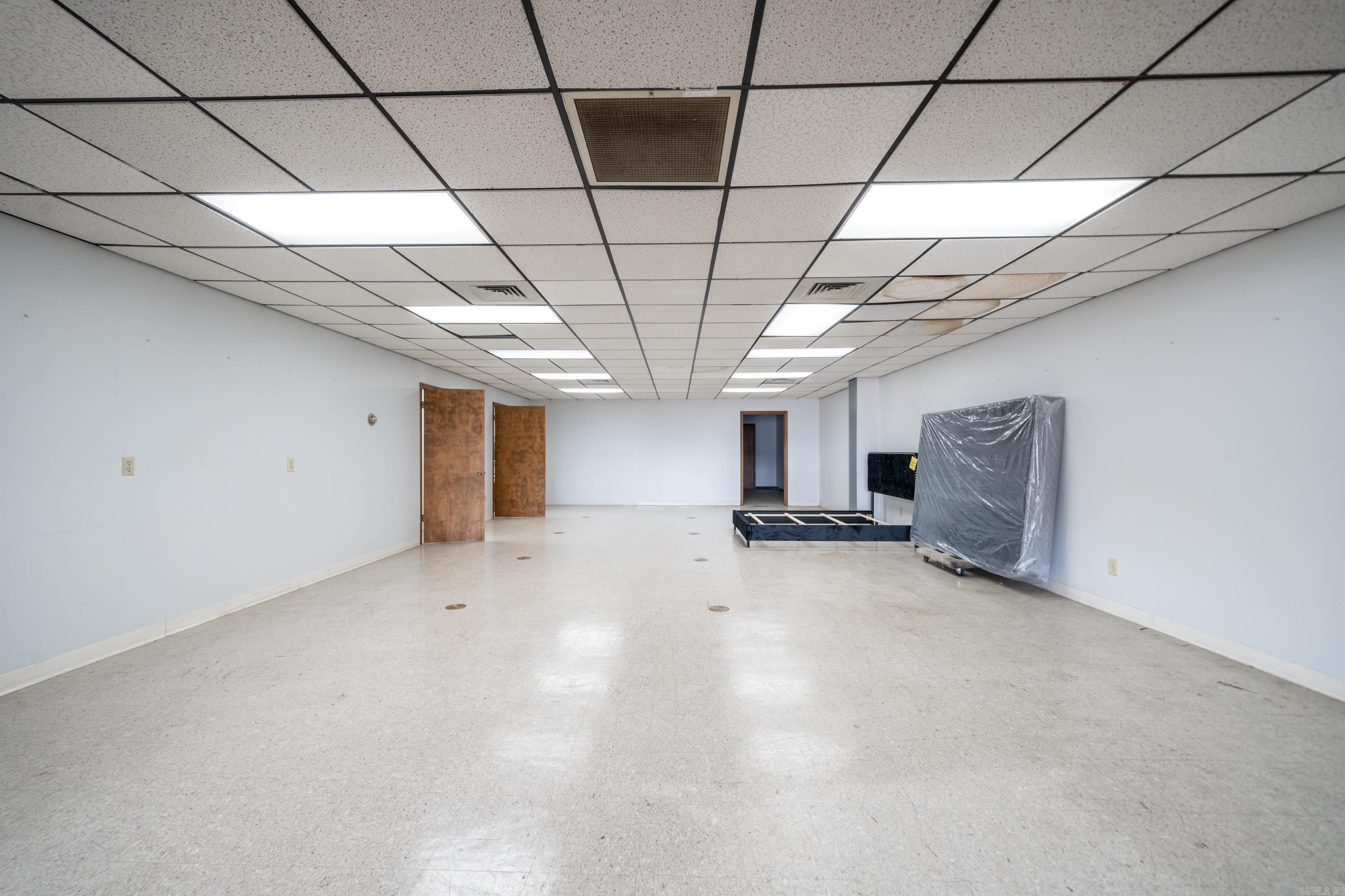 1N-13-35 - Commercial Sale
