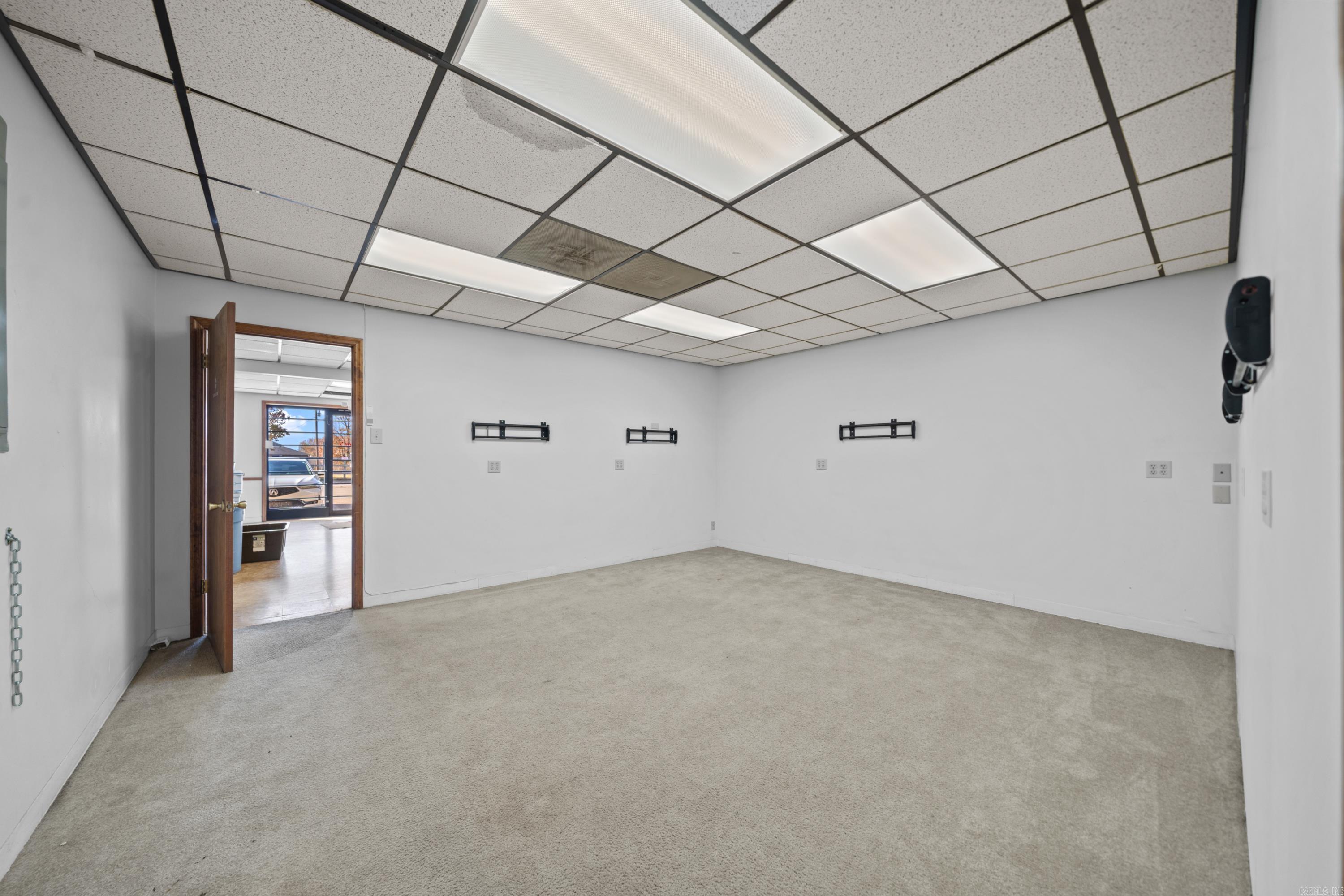 1N-13-35 - Commercial Sale