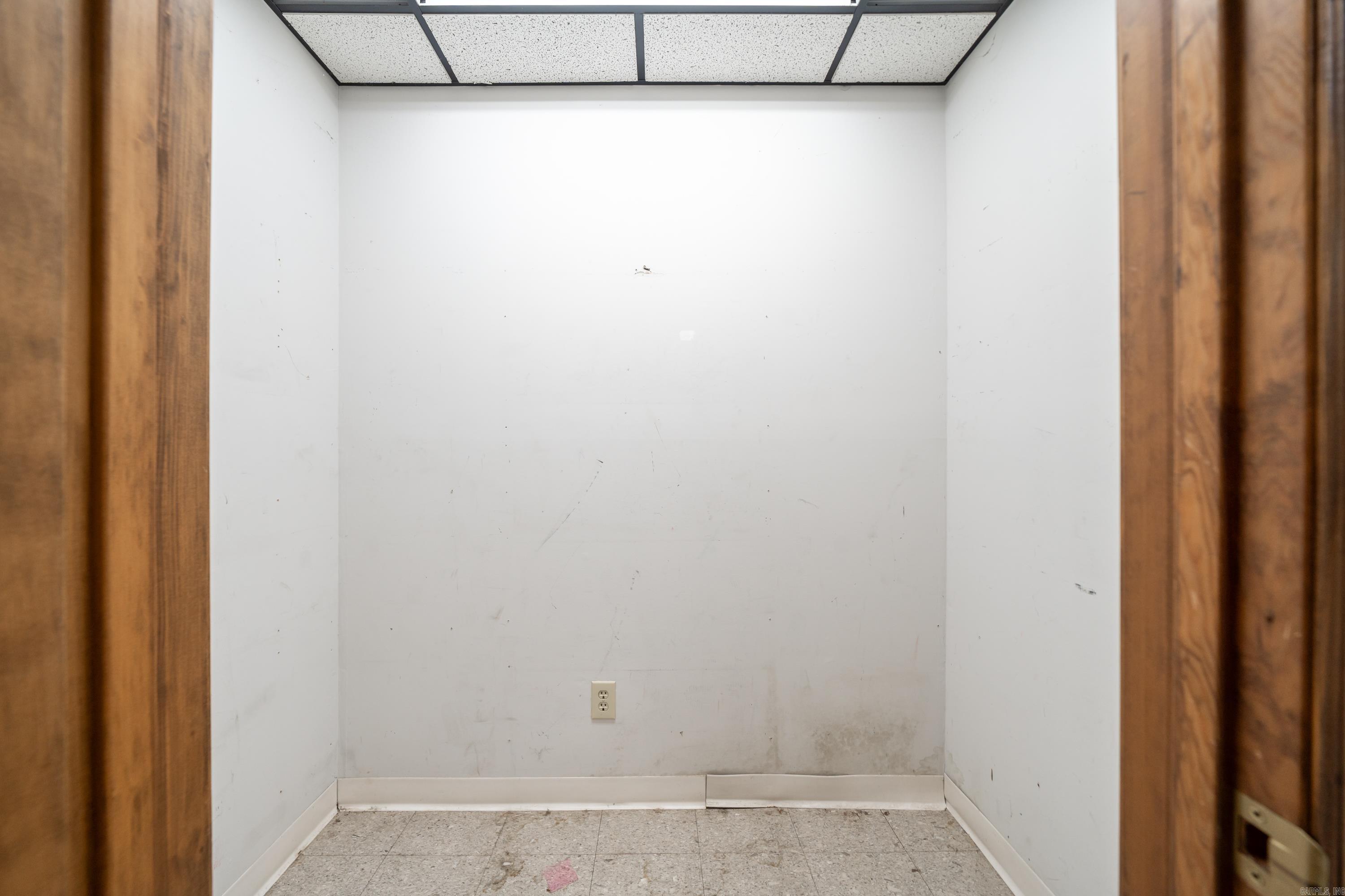 1N-13-35 - Commercial Sale
