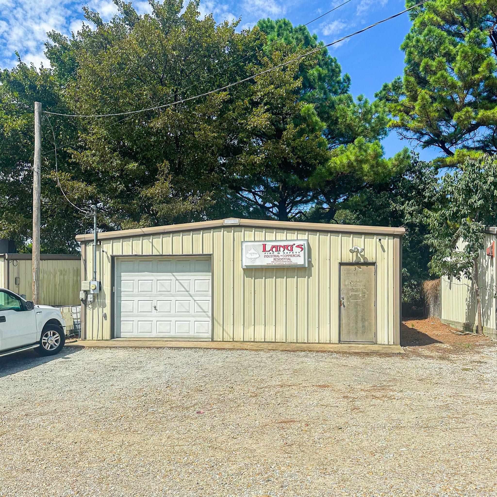 Now available for purchase, this 1,500 SF commercial space is conveniently located just off W. Kingshighway in Paragould, AR. This property is ideal for an owner-user seeking long-term equipment storage, a small business looking for functional space, or an investor interested in leasing opportunities.